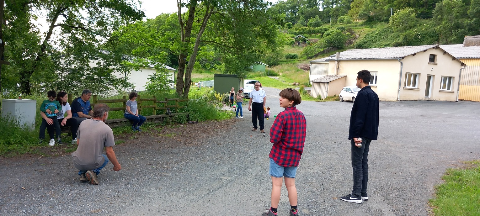 Évidemment, il fallait qu'on joue à la pétanque !