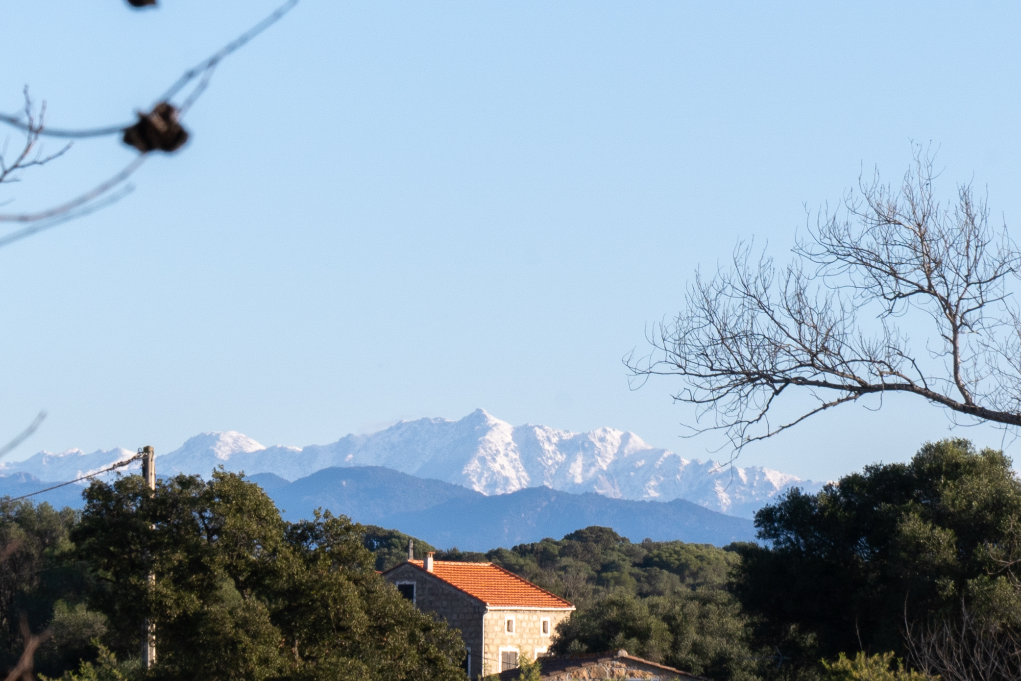 montagne enneigées, vue depuis le pont