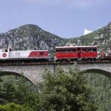 Le Train Rouge qui serpente le long de la vallée de l'Agly et la haute vallée de l'Aude.